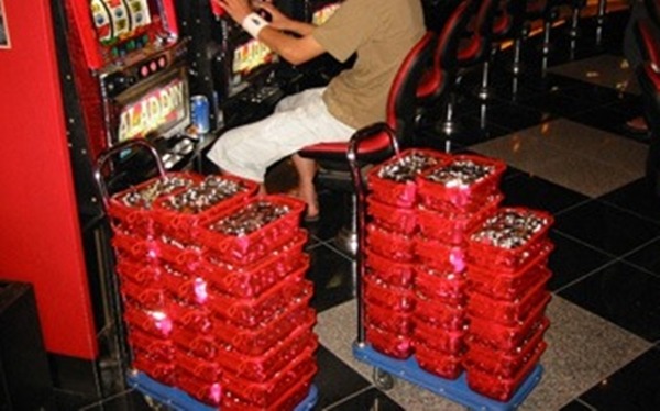 【悲報】18歳の高校生、28歳独身の『ドスケベ生下着』に発情ッ！ベランダから盗んで人生終了。
 | やっちまった速報(ピックアップ5)