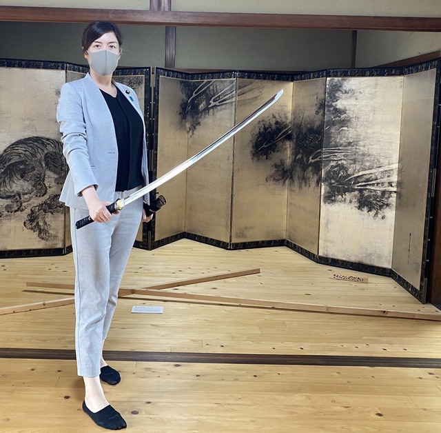 女「女にだけ日本刀の