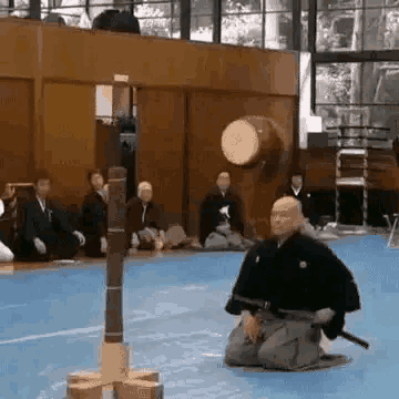 女「女にだけ日本刀の