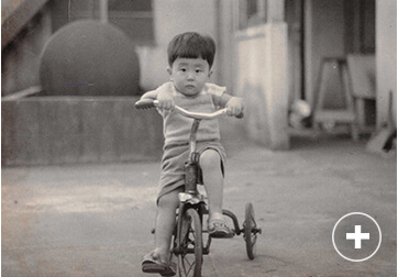 【悲報】陽キャ「みんなの幼少期の写真でクラスTシャツ作ろうや！w」陰キャ「…」 | 【悲報】陽キャ「みんなの幼少期の写真でクラスTシャツ作ろうや！w」陰キャ「…」 | やっちまった速報(画像30124540929697_2)