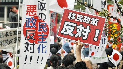 【画像】こんなエロいお●ぱい女1×男3の4人組バンドって揉めるよな？
 | やっちまった速報(最新記事16)