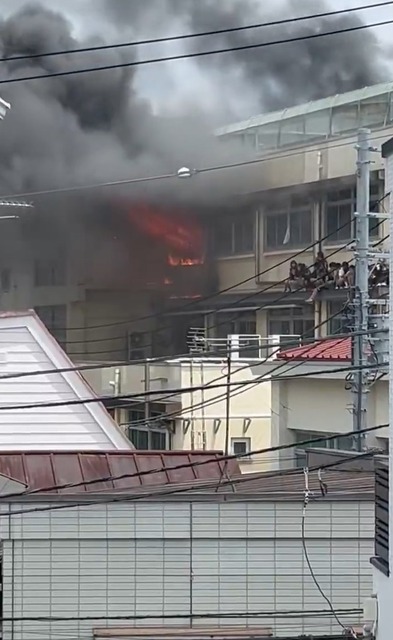 【画像】小学校火災、ひさしが有能すぎて全員助かる | 【画像】小学校火災、ひさしが有能すぎて全員助かる | 【画像】小学校火災、ひさしが有能すぎて全員助かる | やっちまった速報(画像20152858464208_3)