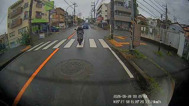 【動画】スクーター女、ノーブレーキで車に突っ込むwwwwwwwwっw | 【動画】スクーター女、ノーブレーキで車に突っ込むwwwwwwwwっw | やっちまった速報(画像29181436481841_2)