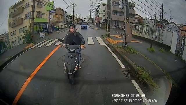 【動画】スクーター女、ノーブレーキで車に突っ込むwwwwwwwwっw | 【動画】スクーター女、ノーブレーキで車に突っ込むwwwwwwwwっw | 【動画】スクーター女、ノーブレーキで車に突っ込むwwwwwwwwっw | やっちまった速報(画像29181436823345_3)